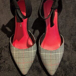 Chinese Laundry Women's Outgoing Pump in Black Plaid 6M